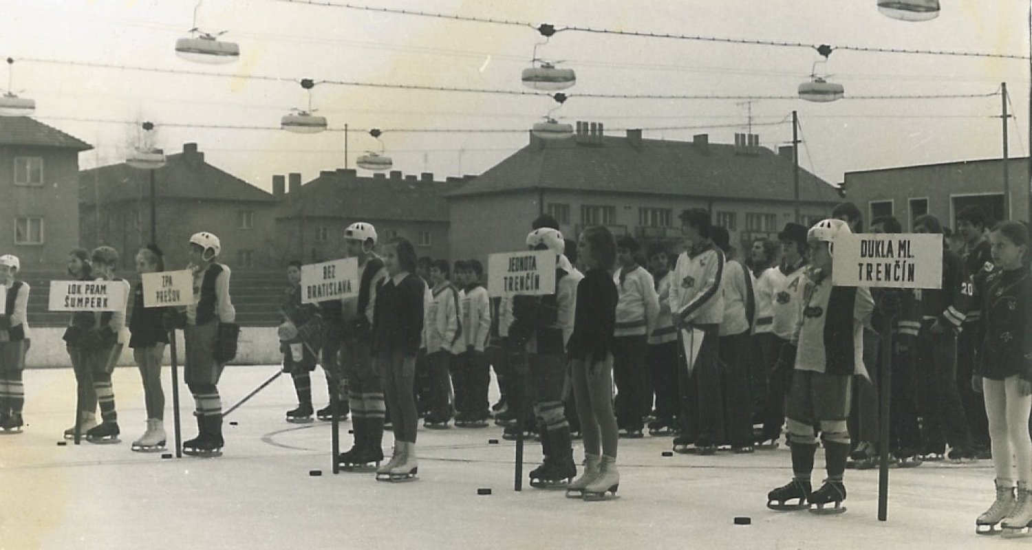 Pred zápasom so Žilinou defilé bývalých hokejistov Jednoty Trenčín z roku 1975