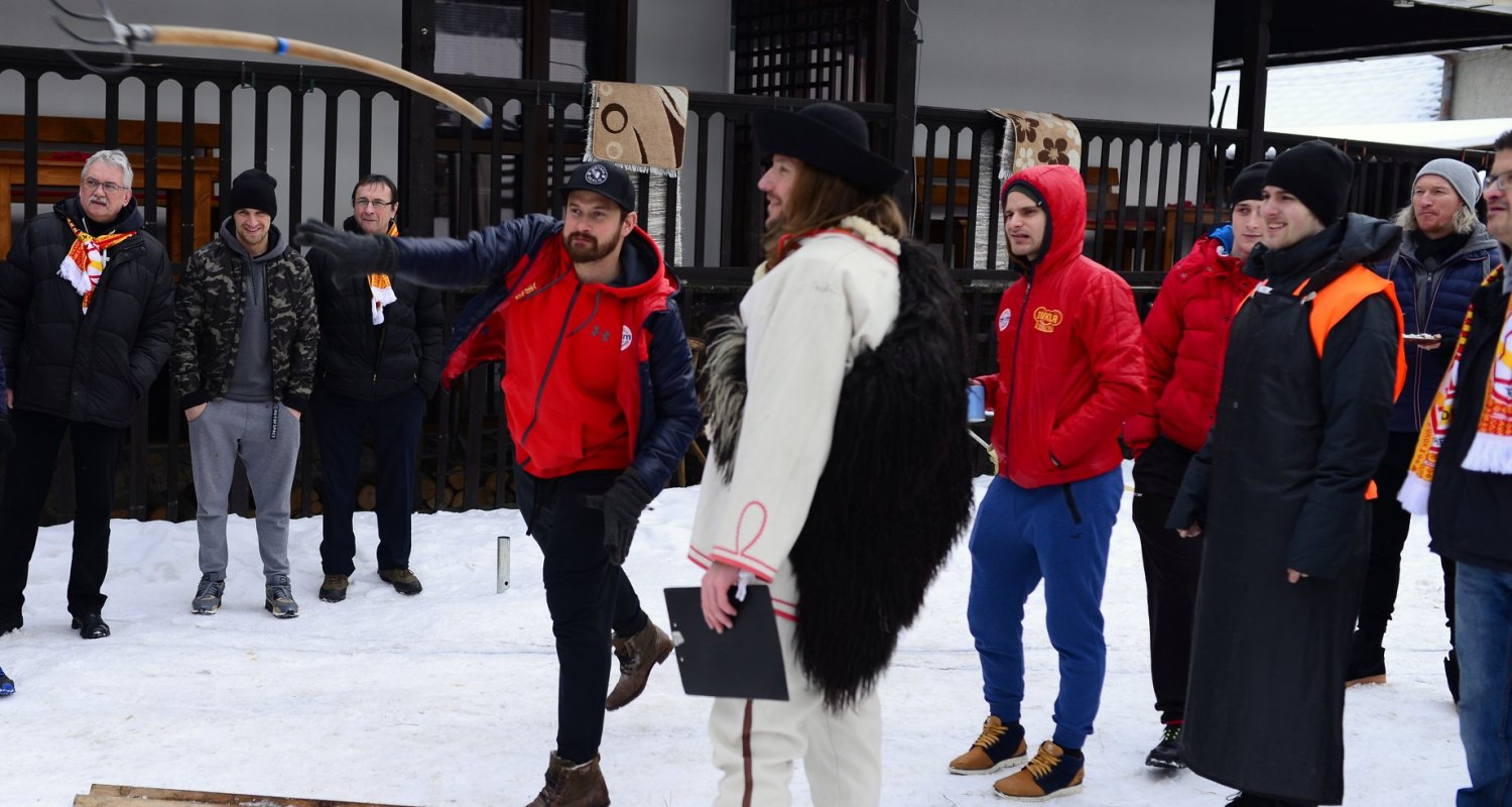 ​Teambuilding Dukly Trenčín: Zabíjačka či súťaženie v hode vidlami
