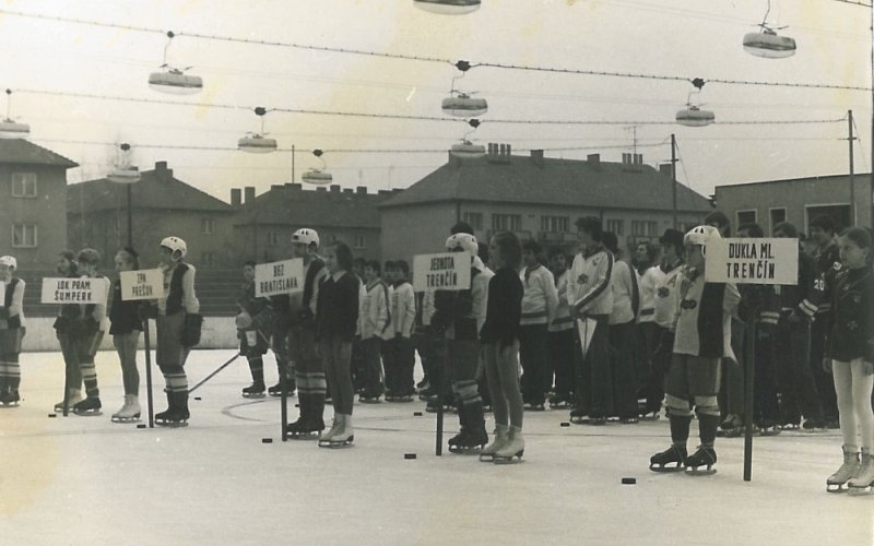 Pred zápasom so Žilinou defilé bývalých hokejistov Jednoty Trenčín z roku 1975